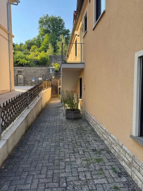 Immobilie in Röttingen - Viel Platz, viele Möglichkeiten: Gepflegtes Zweifamilienhaus mit Garten, Balkon & 2 Wohnungen - Bild 2