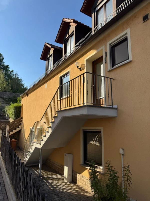 Immobilie in Röttingen - Viel Platz, viele Möglichkeiten: Gepflegtes Zweifamilienhaus mit Garten, Balkon & 2 Wohnungen - Bild 3