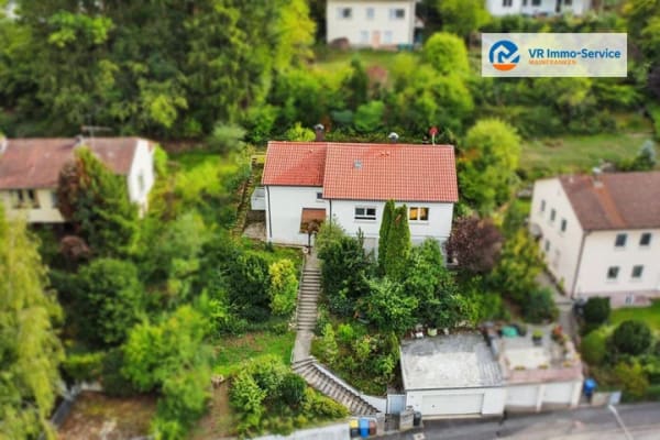Immobilie in Gerbrunn - Viel Platz für Ihre Wohnideen - charmantes Zweifamilienhaus mit großem Grundstück und Doppelgarage - Bild 0