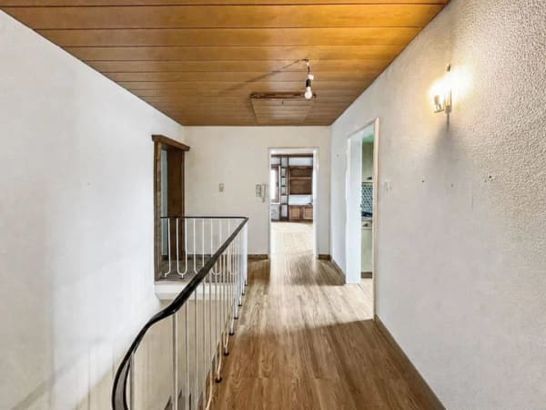 Immobilie in Gerbrunn - Viel Platz für Ihre Wohnideen - charmantes Zweifamilienhaus mit großem Grundstück und Doppelgarage - Bild 1