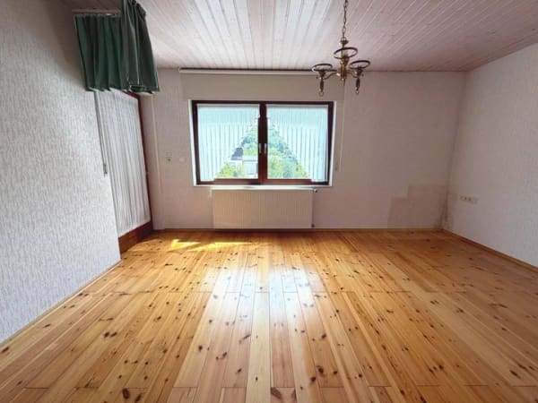 Immobilie in Nohfelden - Großzügiges Wohnhaus mit Garage, 2 Wohneinheiten und großem Grundstück in Nohfelden-Gonnesweiler - Bild 4