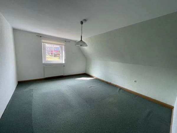 Immobilie in Erbendorf - Ruhige Lage, schöner Garten und vielseitige Nutzungsmöglichkeiten! - Bild 2