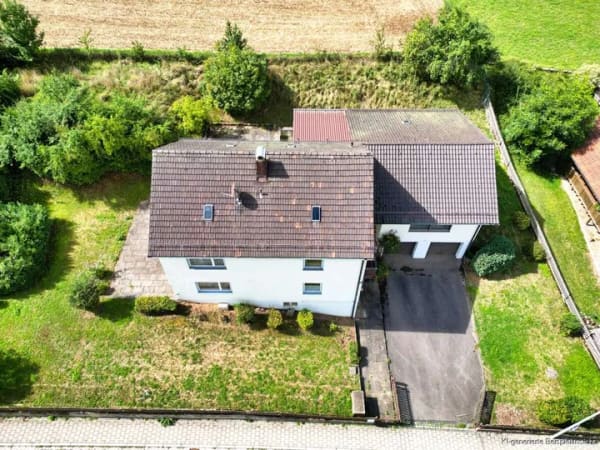 Immobilie in Nittendorf - Zeit für ein neues Kapitel!
Großes Einfamilienhaus mit Doppelgarage in Nittendorf - Bild 2