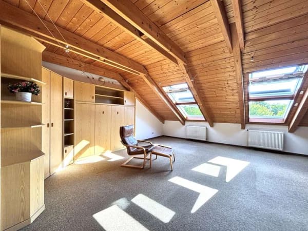 Immobilie in Nürtingen - Charmantes Dachgeschoss-Apartment mit TG-Stellplatz - Bild 0