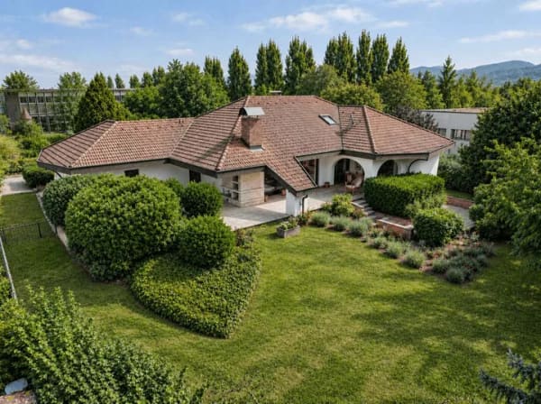 Immobilie in Heitersheim - Großzügige Villa mit Bungalow-Charakter auf parkähnlichem Grundstück in Heitersheim - Bild 0