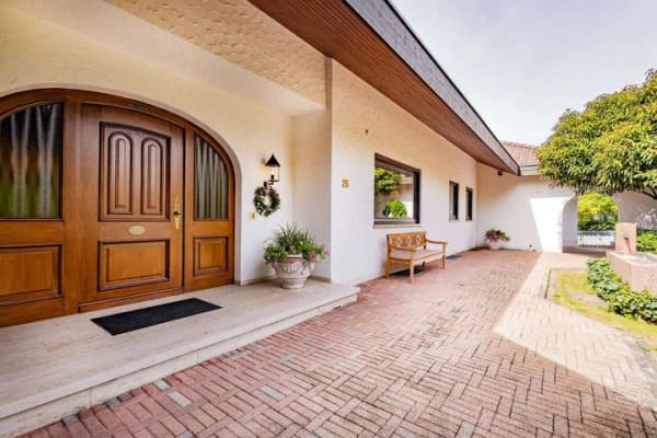 Immobilie in Heitersheim - Großzügige Villa mit Bungalow-Charakter auf parkähnlichem Grundstück in Heitersheim - Bild 2