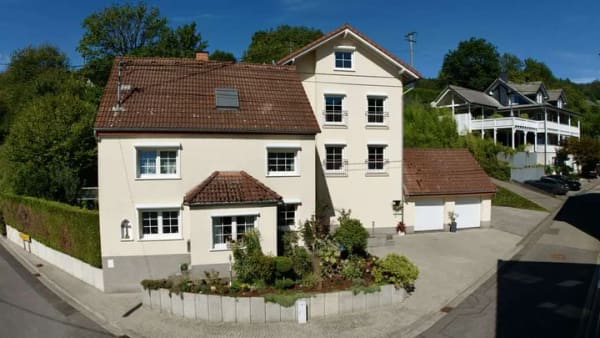 Immobilie in Großmaischeid - Zwei Einfamilienhäuser auf einem großzügigen Grundstück - Bild 1