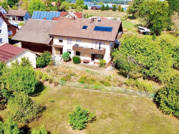 Immobilie in Königsfeld im Schwarzwald - Ehemaliges Bauernhaus in Erdmannsweiler - Viel Platz, Scheune und 1.471 m² Grundstück - Bild 1