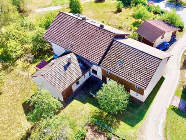 Immobilie in Königsfeld im Schwarzwald - Ehemaliges Bauernhaus in Erdmannsweiler - Viel Platz, Scheune und 1.471 m² Grundstück - Bild 2