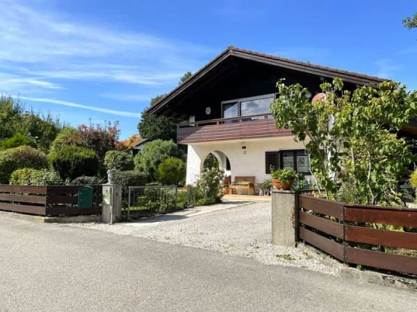 Immobilie in Bernau am Chiemsee - Gepflegtes Einfamilienhaus in Bernau am Chiemsee – mit Nießbrauch auf Lebenszeit - Bild 0