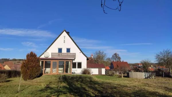Immobilie in Dombühl - Gepflegtes EFH in ruhiger Ortsrandlage: Großes Grundstück in Dombühl (bezugsfrei ab Dezember) - Bild 1