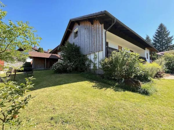 Immobilie in Bad Endorf - Attraktives Entwicklungspotential - 3-Fam.-Haus mit Perspektive zur Sanierung oder zur Neubebauung - Bild 0