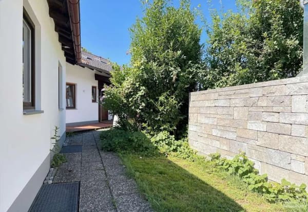 Immobilie in Bad Endorf - Attraktives Entwicklungspotential - 3-Fam.-Haus mit Perspektive zur Sanierung oder zur Neubebauung - Bild 3