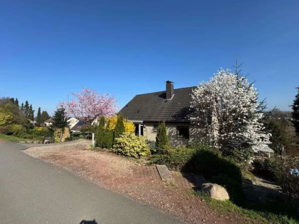 Immobilie in Hiddenhausen - Wohnen mit Charakter – großzügiges 2-Familienhaus in besonderer Hanglage - Bild 1