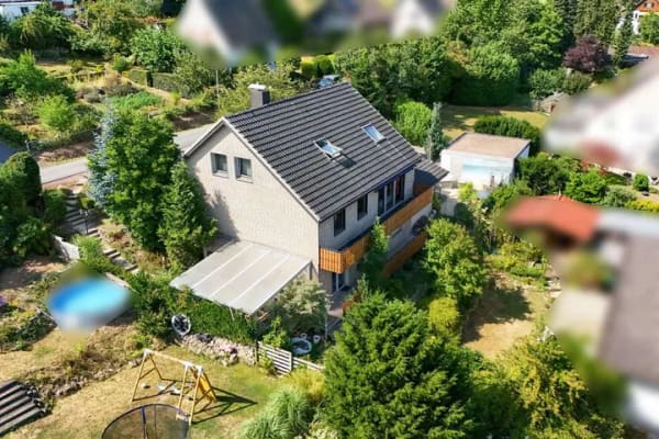 Immobilie in Hiddenhausen - Wohnen mit Charakter – großzügiges 2-Familienhaus in besonderer Hanglage - Bild 2
