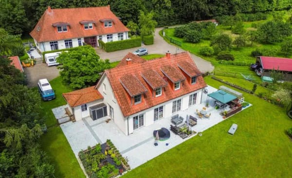 Immobilie in Ahlefeld-Bistensee - Historisch und neu - einmalig kombiniert: Ensemble aus drei Häusern mit über 8.000 m² Grundstück - Bild 1