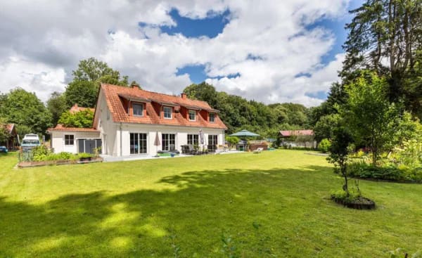 Immobilie in Ahlefeld-Bistensee - Historisch und neu - einmalig kombiniert: Ensemble aus drei Häusern mit über 8.000 m² Grundstück - Bild 2