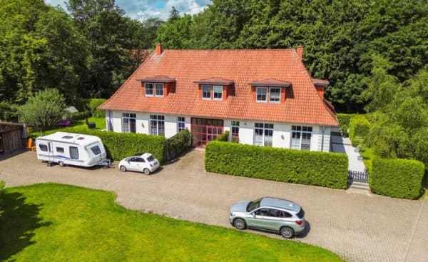 Immobilie in Ahlefeld-Bistensee - Historisch und neu - einmalig kombiniert: Ensemble aus drei Häusern mit über 8.000 m² Grundstück - Bild 3