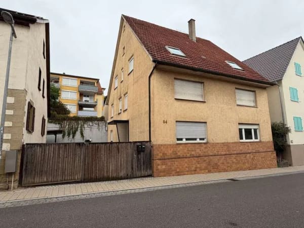 Immobilie in Sachsenheim - Für Sanierer oder Handwerker! Mehrfamilienhaus mit großem Grundstück - Bild 0