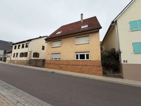 Immobilie in Sachsenheim - Für Sanierer oder Handwerker! Mehrfamilienhaus mit großem Grundstück - Bild 1