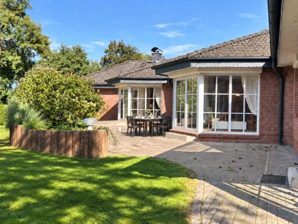 Immobilie in Bornhöved - Stilvoll, sicher u. barrierefrei–außergewöhnlicher Bungalow m. 282 m² Wohnfl. (RÖMBKE IMMOBILIEN KG) - Bild 0