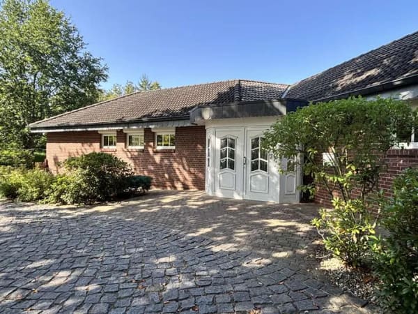 Immobilie in Bornhöved - Stilvoll, sicher u. barrierefrei–außergewöhnlicher Bungalow m. 282 m² Wohnfl. (RÖMBKE IMMOBILIEN KG) - Bild 2