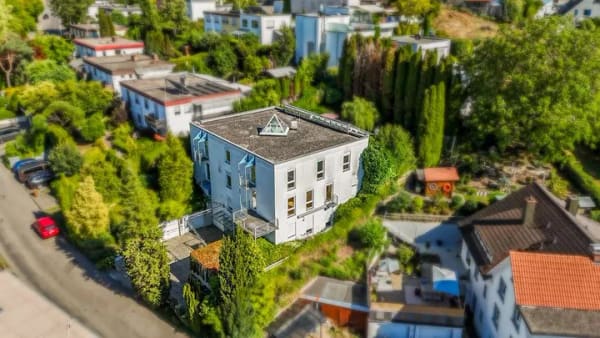 Immobilie in Überlingen - Traumhaftes Wohnen am Bodensee: Gepflegte 2,5-Zimmer-Whg. mit 2 Balkonen, Fußbodenhzg. & Garage - Bild 0