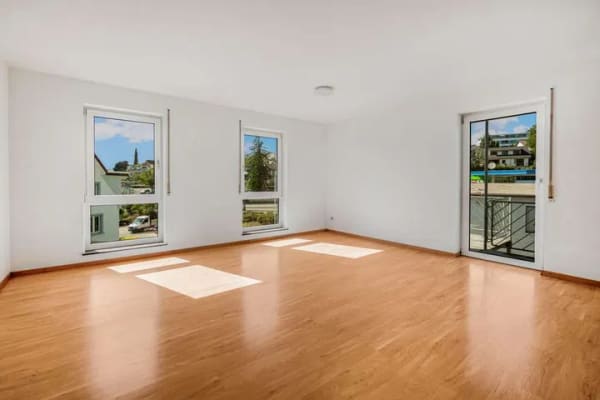 Immobilie in Überlingen - Traumhaftes Wohnen am Bodensee: Gepflegte 2,5-Zimmer-Whg. mit 2 Balkonen, Fußbodenhzg. & Garage - Bild 1