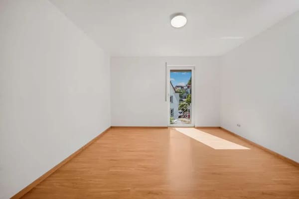 Immobilie in Überlingen - Traumhaftes Wohnen am Bodensee: Gepflegte 2,5-Zimmer-Whg. mit 2 Balkonen, Fußbodenhzg. & Garage - Bild 2