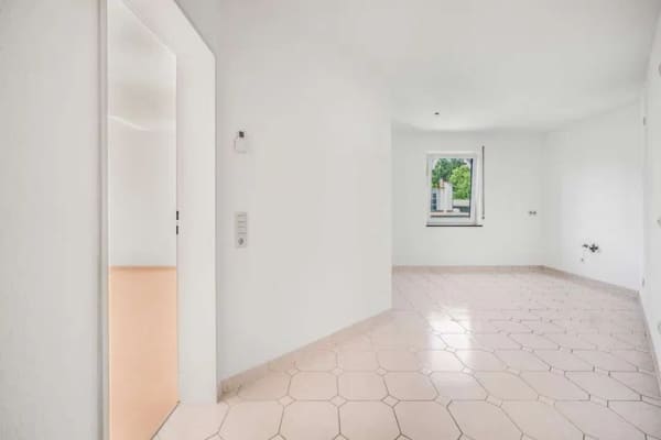Immobilie in Überlingen - Traumhaftes Wohnen am Bodensee: Gepflegte 2,5-Zimmer-Whg. mit 2 Balkonen, Fußbodenhzg. & Garage - Bild 3