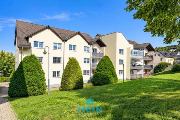 Immobilie in Lauter-Bernsbach - Vermietete 3-Raum-Wohnung mit Balkon und Erzgebirgsblick – Kapitalanlage mit Perspektive! - Bild 1