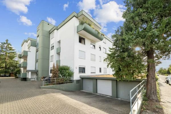 Immobilie in Staufen im Breisgau - 4-Zimmer-Penthouse in Staufen: 2022 renoviert - 109 m², 33 m² Dachterrasse, Aufzug, Garage - Bild 1