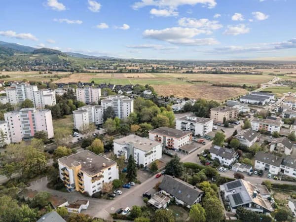 Immobilie in Staufen im Breisgau - 4-Zimmer-Penthouse in Staufen: 2022 renoviert - 109 m², 33 m² Dachterrasse, Aufzug, Garage - Bild 2