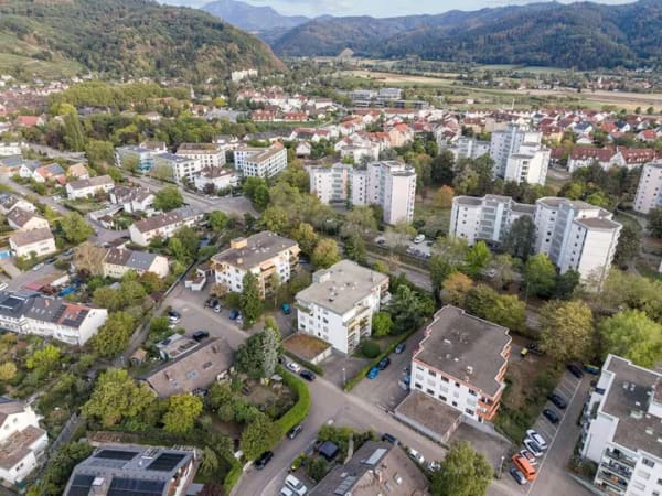 Immobilie in Staufen im Breisgau - 4-Zimmer-Penthouse in Staufen: 2022 renoviert - 109 m², 33 m² Dachterrasse, Aufzug, Garage - Bild 3