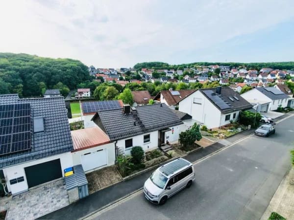 Immobilie in Üchtelhausen - Familienglück mit Weitblick und sonnigem Westbalkon - Bild 0