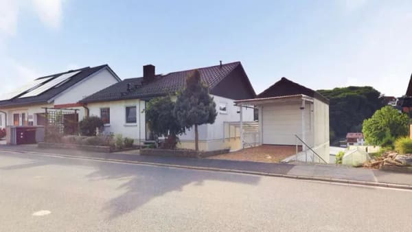 Immobilie in Üchtelhausen - Familienglück mit Weitblick und sonnigem Westbalkon - Bild 1