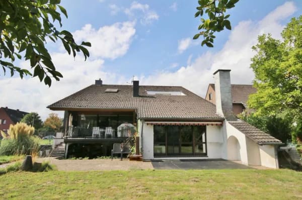 Immobilie in Korschenbroich - Viel Platz für die Familie - freistehendes Zweifamilienhaus in Kleinenbroich! - Bild 0