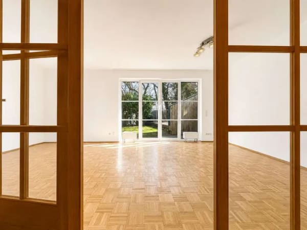 Immobilie in Sulzemoos - Wie ein Reihenhaus, nur klüger: 5 Zimmer, eigener Garten, Südterrasse, Dachspitz - sofort frei - Bild 2