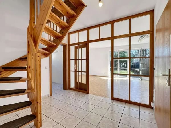 Immobilie in Sulzemoos - Wie ein Reihenhaus, nur klüger: 5 Zimmer, eigener Garten, Südterrasse, Dachspitz - sofort frei - Bild 4