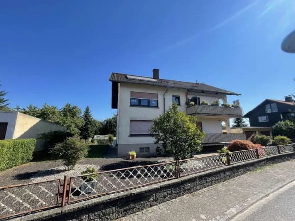 Immobilie in Steinmauern - Zweifamilienhaus mit einer vermieteten Wohnung und Garten - nach WEG geteilt - Bild 0
