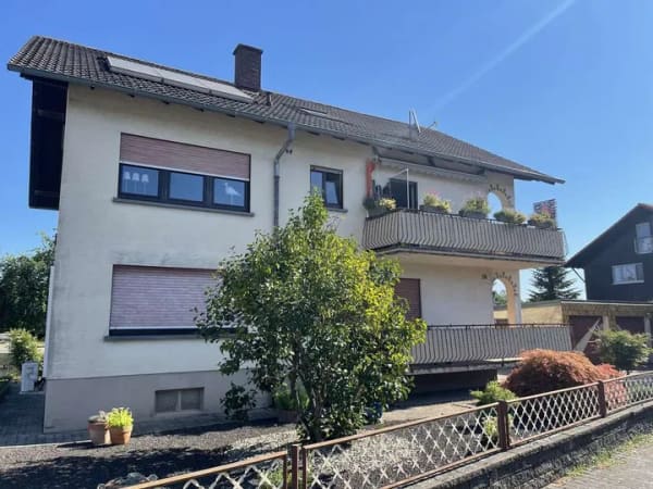 Immobilie in Steinmauern - Zweifamilienhaus mit einer vermieteten Wohnung und Garten - nach WEG geteilt - Bild 1