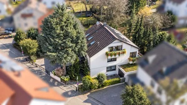 Immobilie in Korntal-Münchingen - Seltene Gelegenheit - freiwerdend! Modernisiertes Zweifamilienhaus ruhig und zentrumsnah gelegen - Bild 1