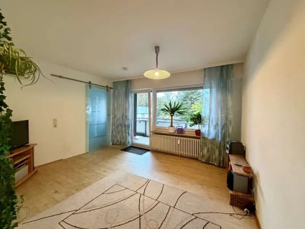 Immobilie in Königsfeld im Schwarzwald - Helle 1,5-Zimmer-Wohnung mit separatem Schlafbereich, Balkon und Blick ins Grüne in Königsfeld - Bild 0