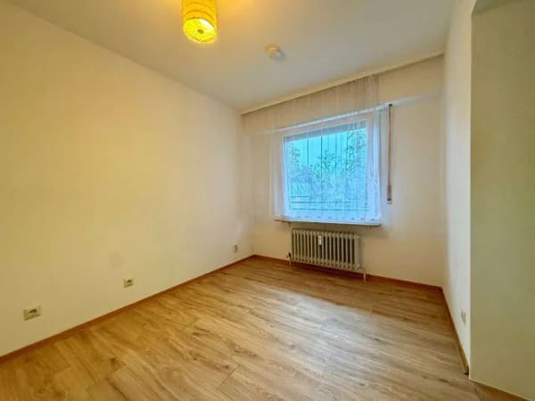 Immobilie in Königsfeld im Schwarzwald - Helle 1,5-Zimmer-Wohnung mit separatem Schlafbereich, Balkon und Blick ins Grüne in Königsfeld - Bild 2