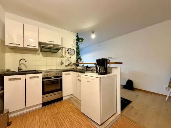 Immobilie in Königsfeld im Schwarzwald - Helle 1,5-Zimmer-Wohnung mit separatem Schlafbereich, Balkon und Blick ins Grüne in Königsfeld - Bild 3