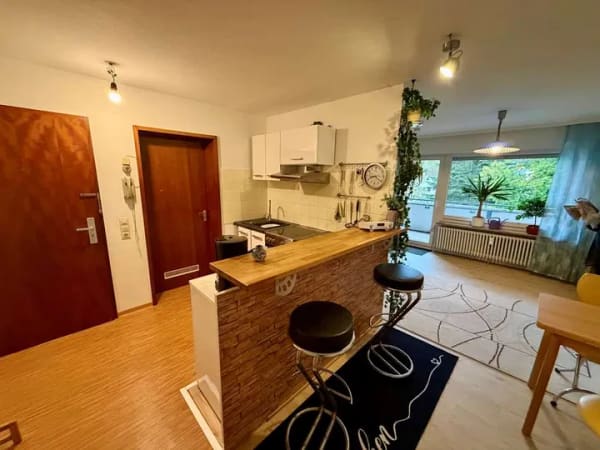 Immobilie in Königsfeld im Schwarzwald - Helle 1,5-Zimmer-Wohnung mit separatem Schlafbereich, Balkon und Blick ins Grüne in Königsfeld - Bild 4