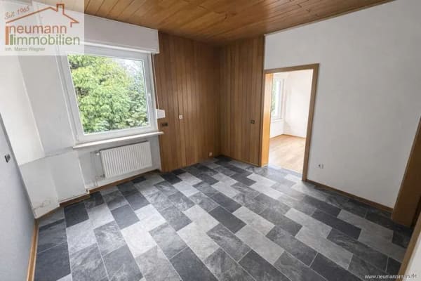 Immobilie in Waldbreitbach - Einfamilienhaus mit Terrasse, Garage und viel Gestaltungsspielraum in Waldbreitbach - Bild 2
