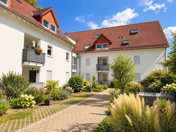 Immobilie in Östringen - Ruhige Oase im Innenhof: 2-Zimmer-Dachgeschosswohnung mit kl. Balkon & Tiefgarage in Östringen - Bild 0