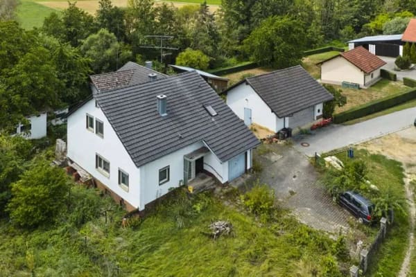 Immobilie in Kirchroth - Sanierungsbedürftiges Einfamilienhaus mit Nebengebäude - Bild 0