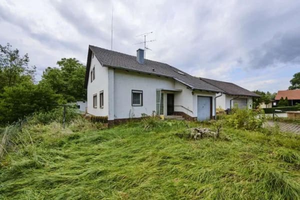 Immobilie in Kirchroth - Sanierungsbedürftiges Einfamilienhaus mit Nebengebäude - Bild 1
